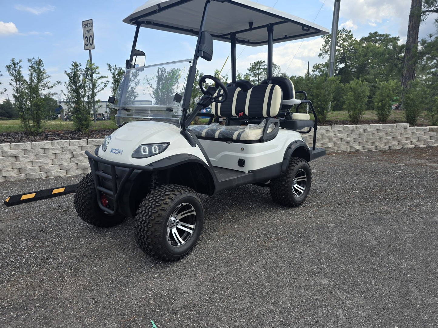 2024 White Icon i40L Golf Cart Lithium