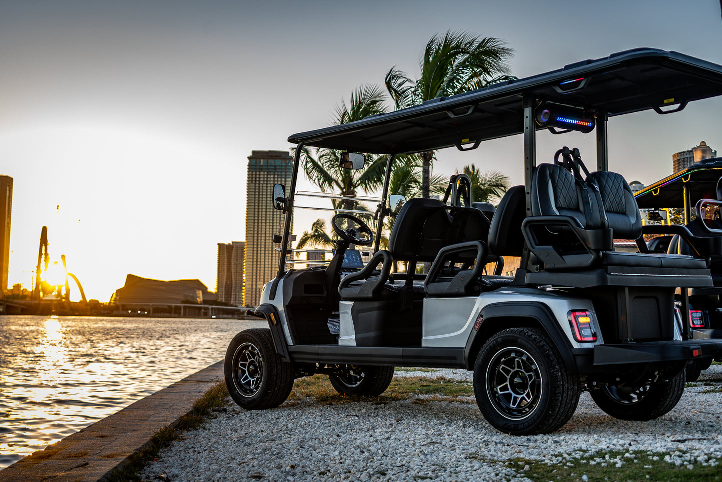 6-Seater golf cart rental — White lithium ICON i60LX