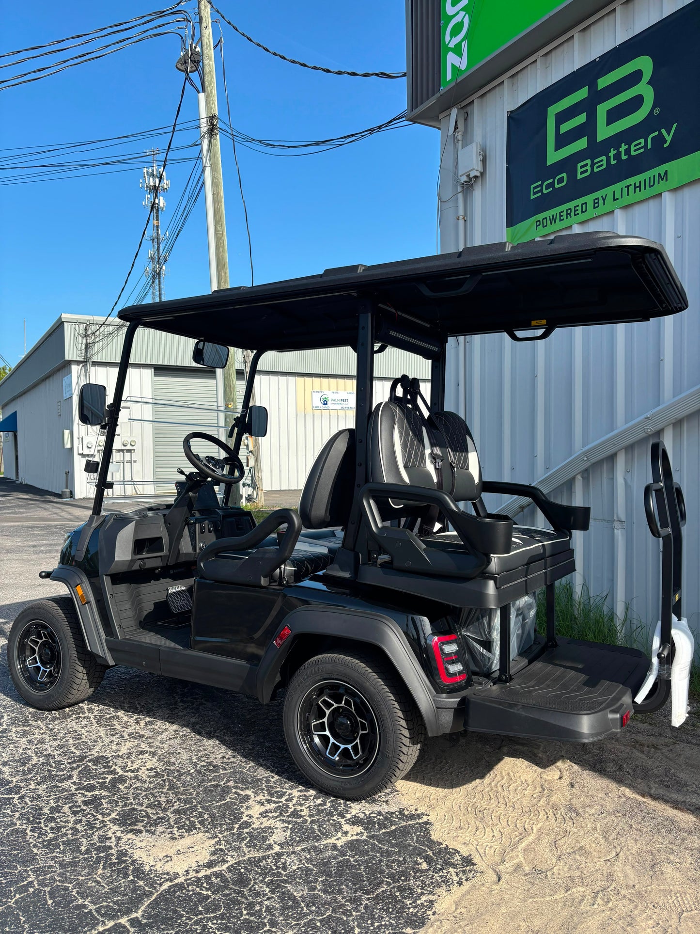 2026 ICON i40X — Metallic Black · 4 Passenger Lithium