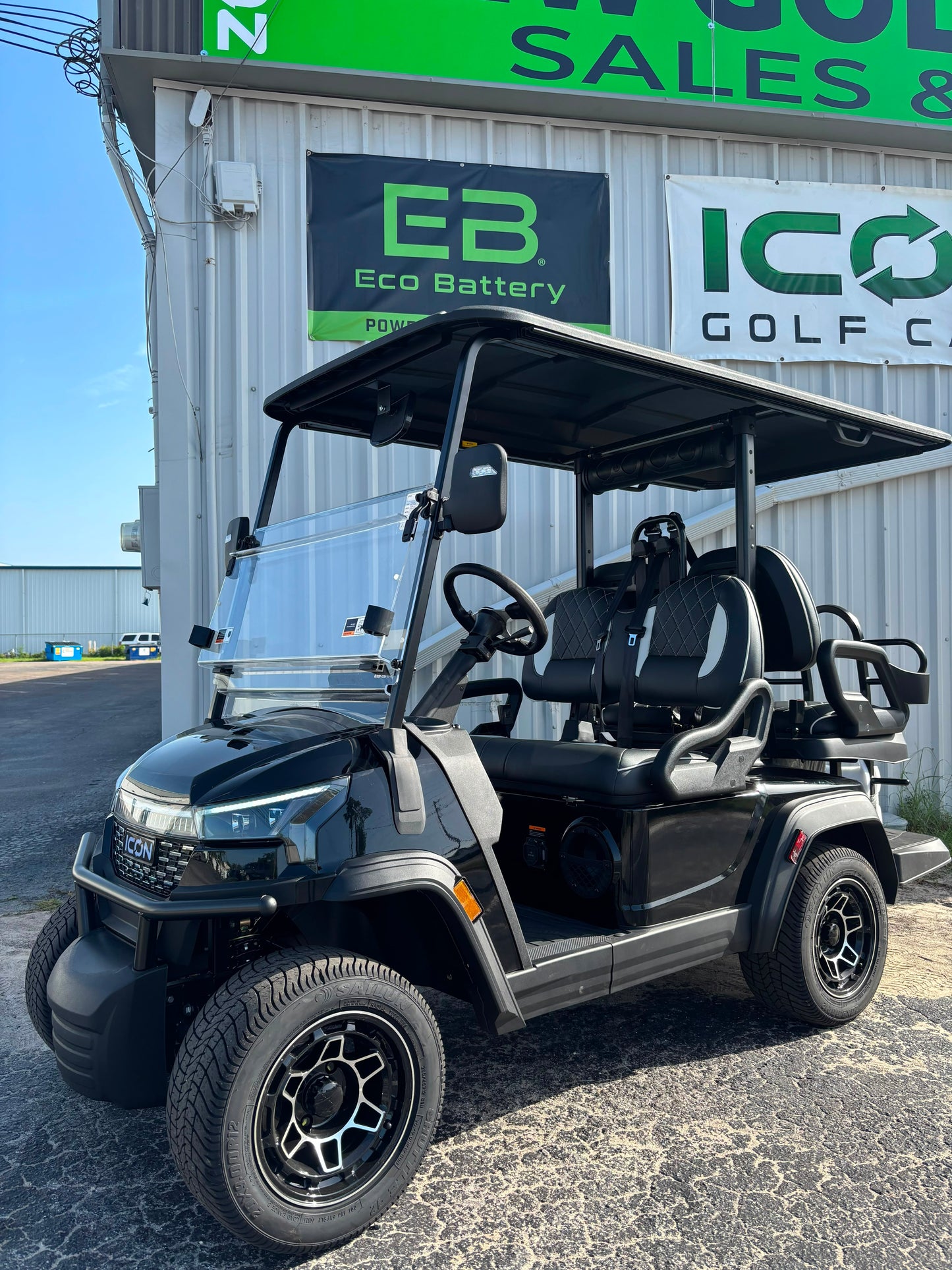 2026 ICON i40X — Metallic Black · 4 Passenger Lithium