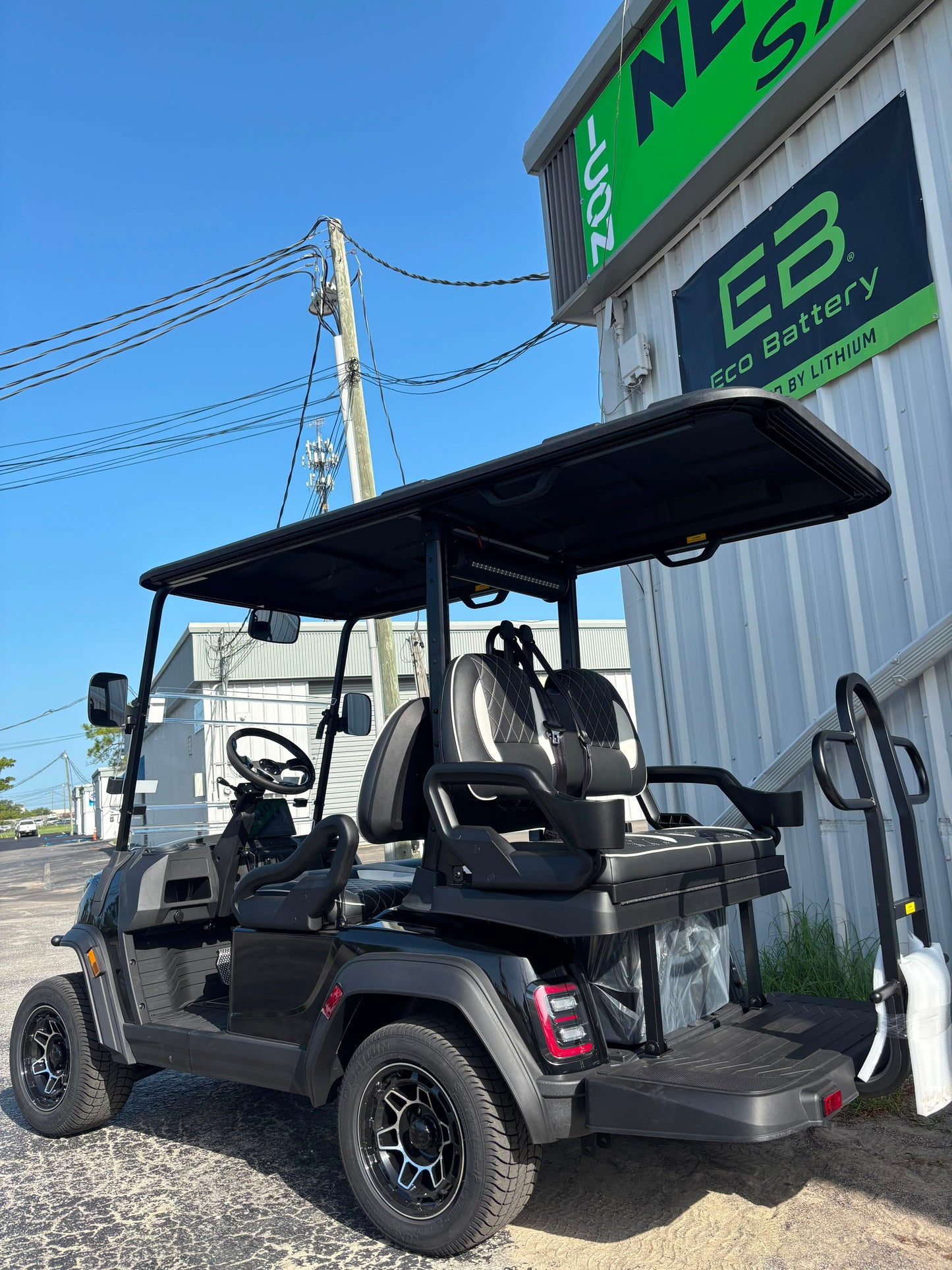 2026 ICON i40X — Metallic Black · 4 Passenger Lithium