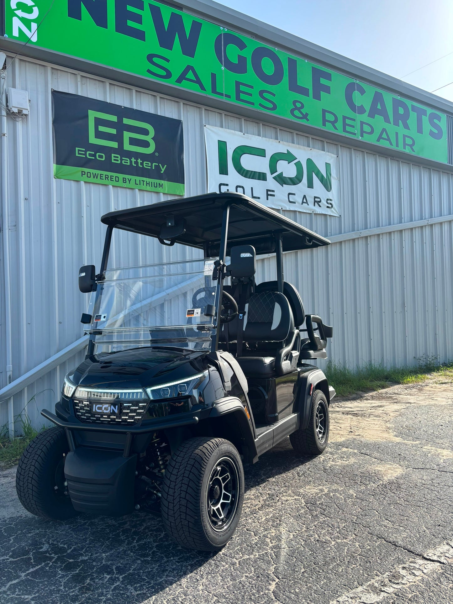 2026 ICON i40X — Metallic Black · 4 Passenger Lithium