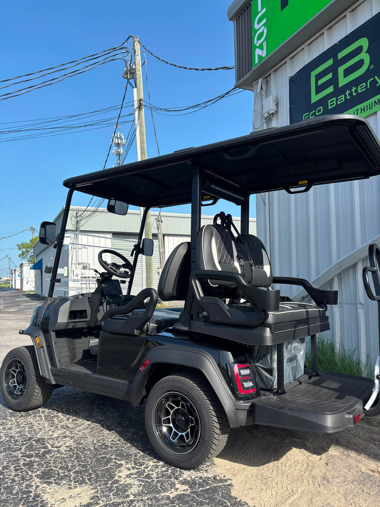 2026 ICON i40X — Metallic Black · 4 Passenger Lithium