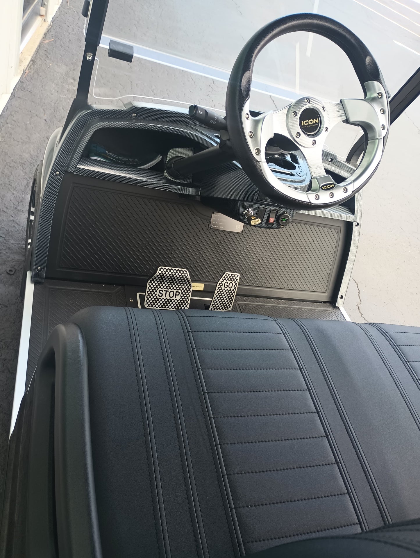 2025 ICON G40 Gas — Black · 4 Passenger