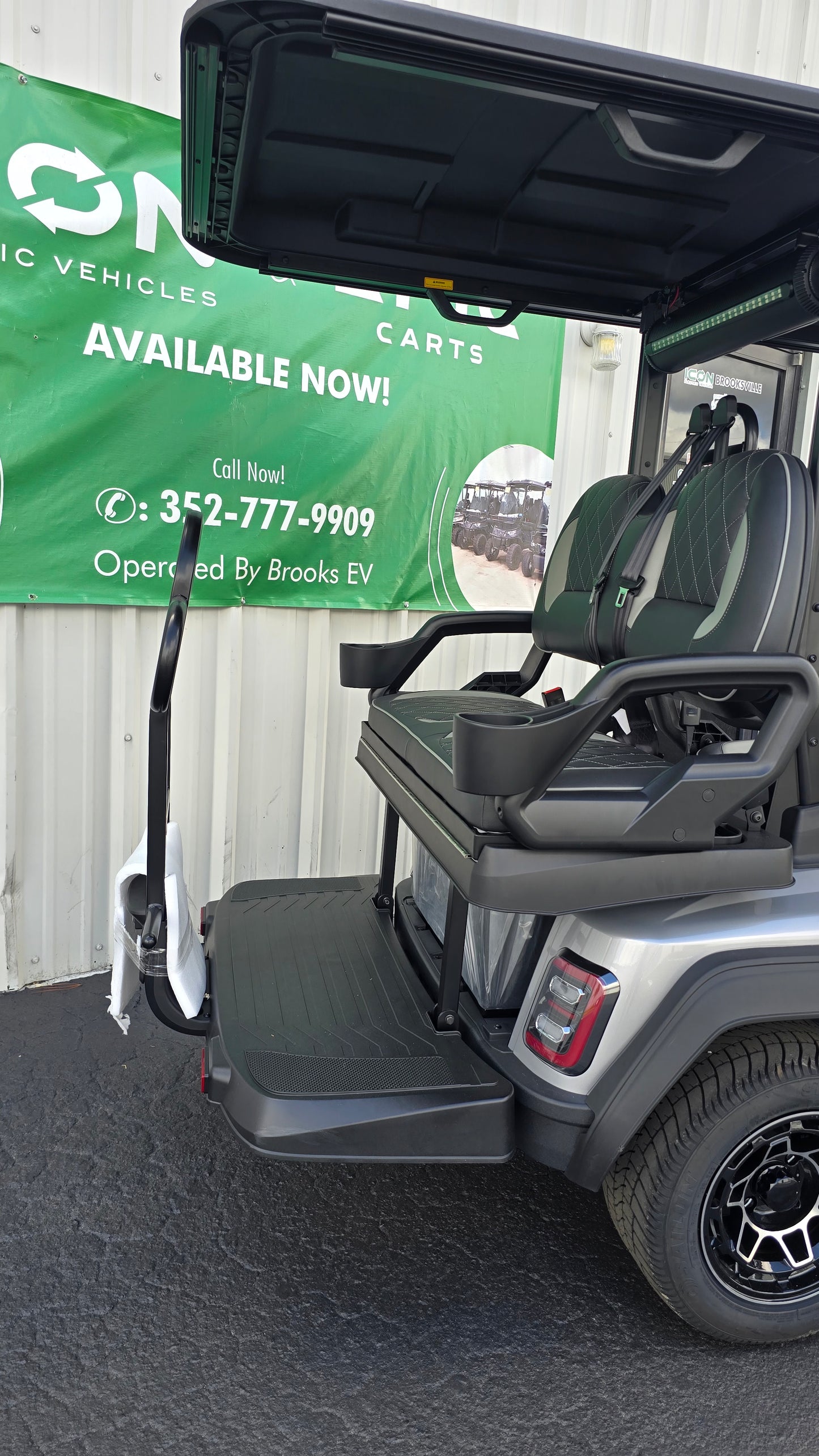 2026 ICON i40X — Silver · 4 Passenger Lithium
